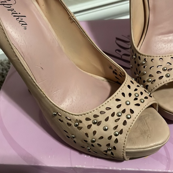 Nude open toe heals with tear drop punches & silver accents by Paprika, size 7 - Picture 2 of 4